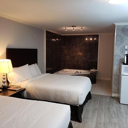 Regency Inn & Suites Cornwall Eksteriør billede