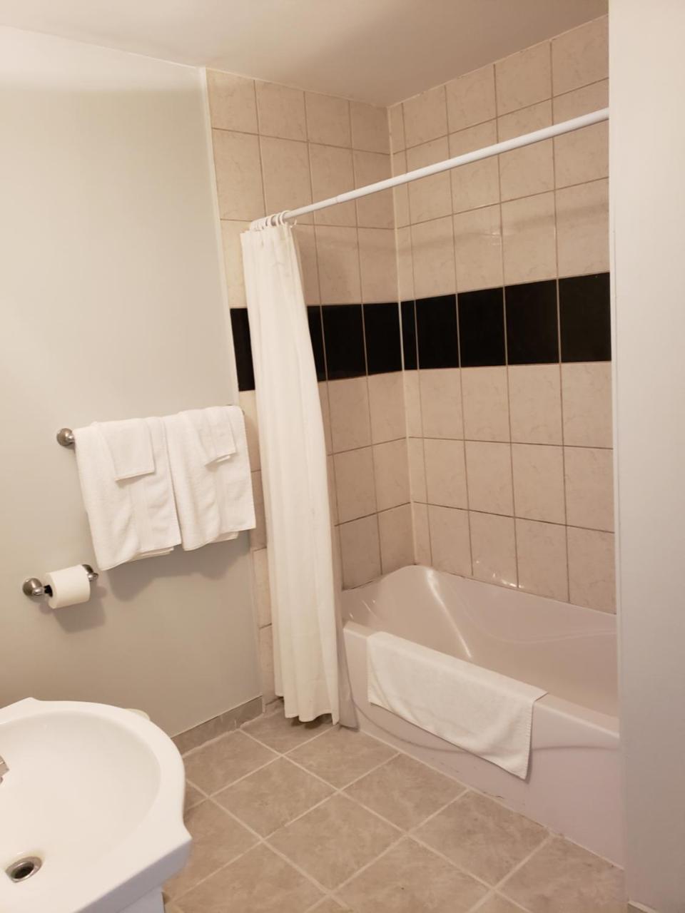 Regency Inn & Suites Cornwall Eksteriør billede